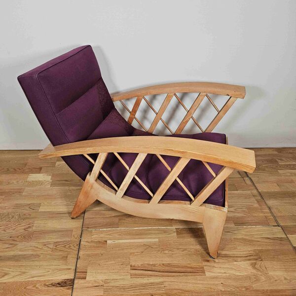 Paire de larges fauteuils à croisillons, vers 1950, tissu Canovas brodé par Lesage