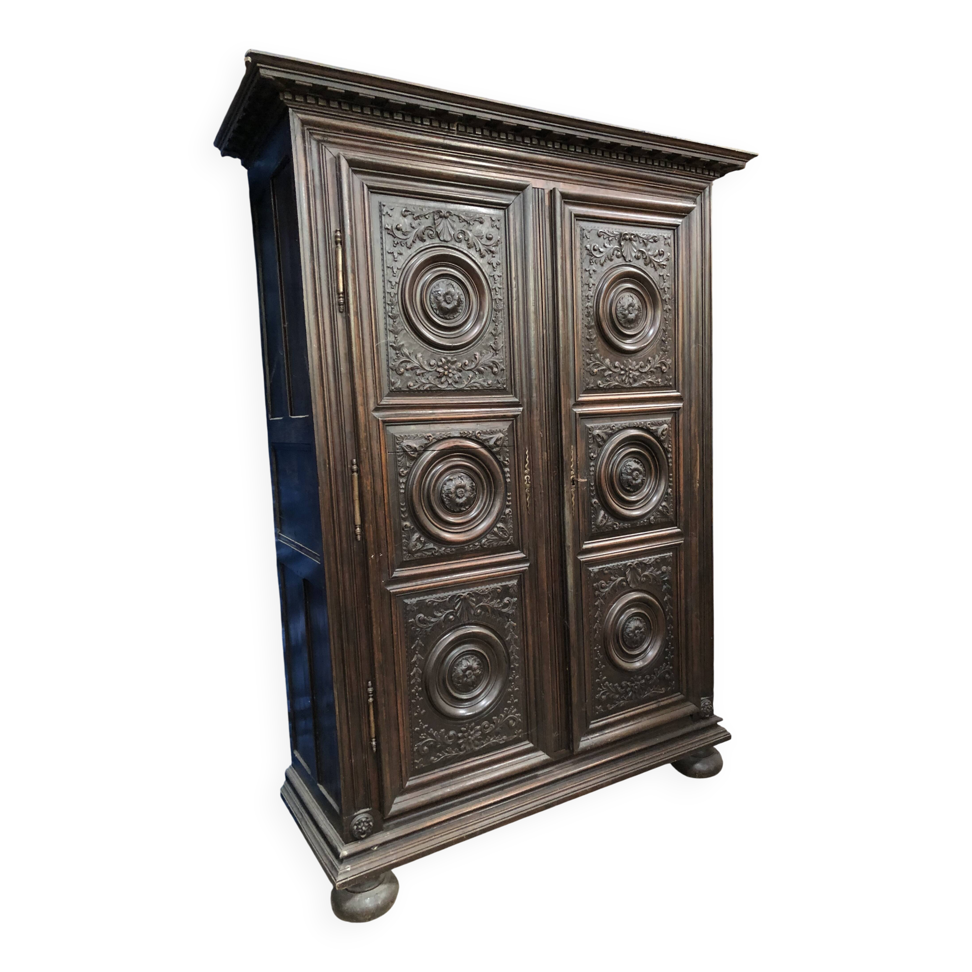 Antique Louis XIII armoire in solid walnut with carved doors