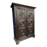 Armoire ancienne Louis XIII en noyer massif avec ses portes sculptées