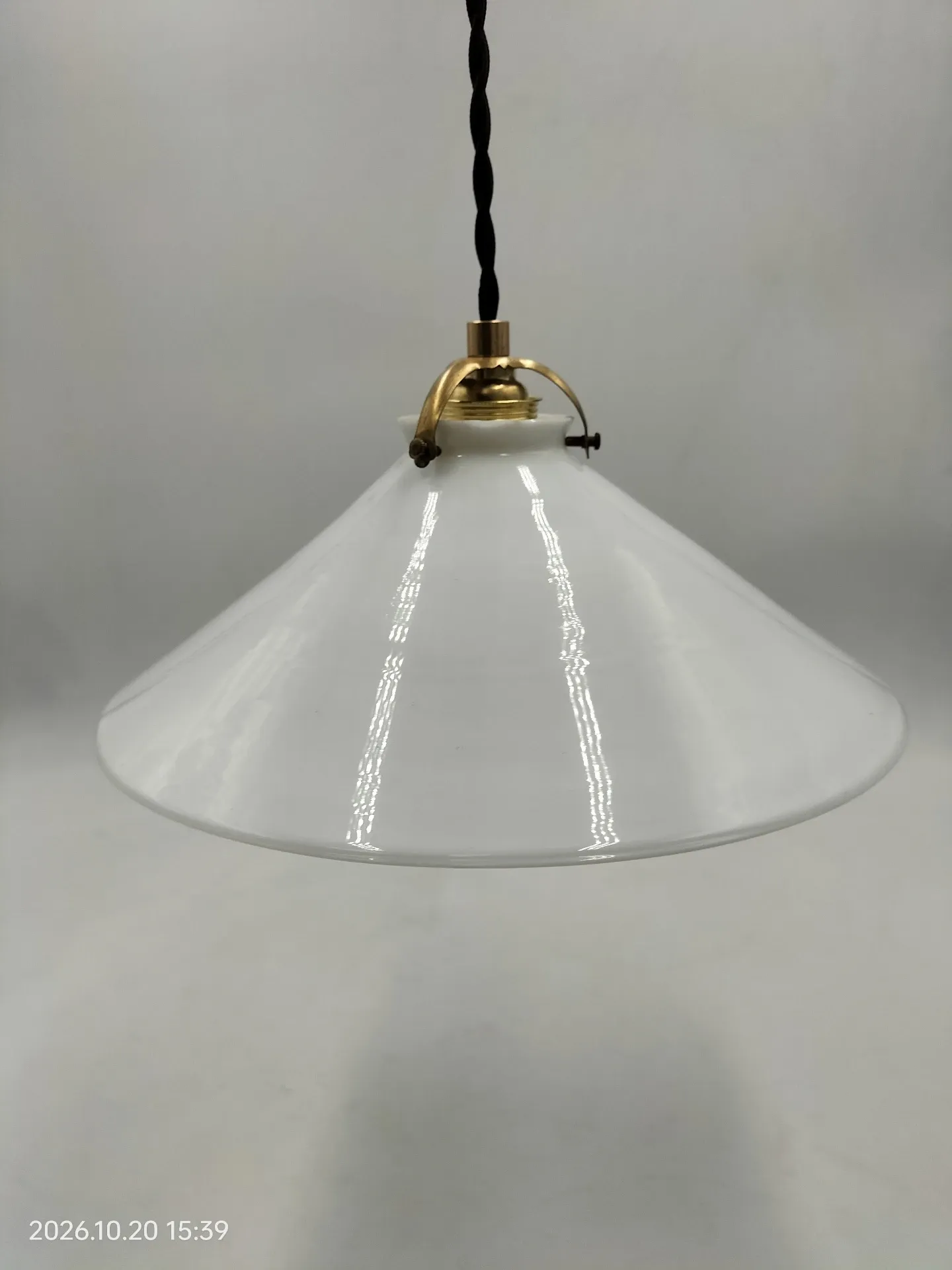 Opaline cone suspension
