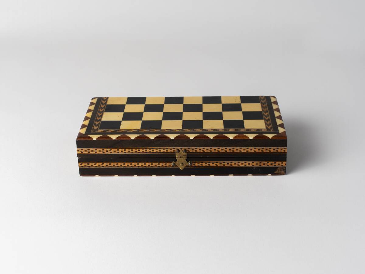 Foldable box chess set