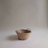 Round wicker basket in light wood