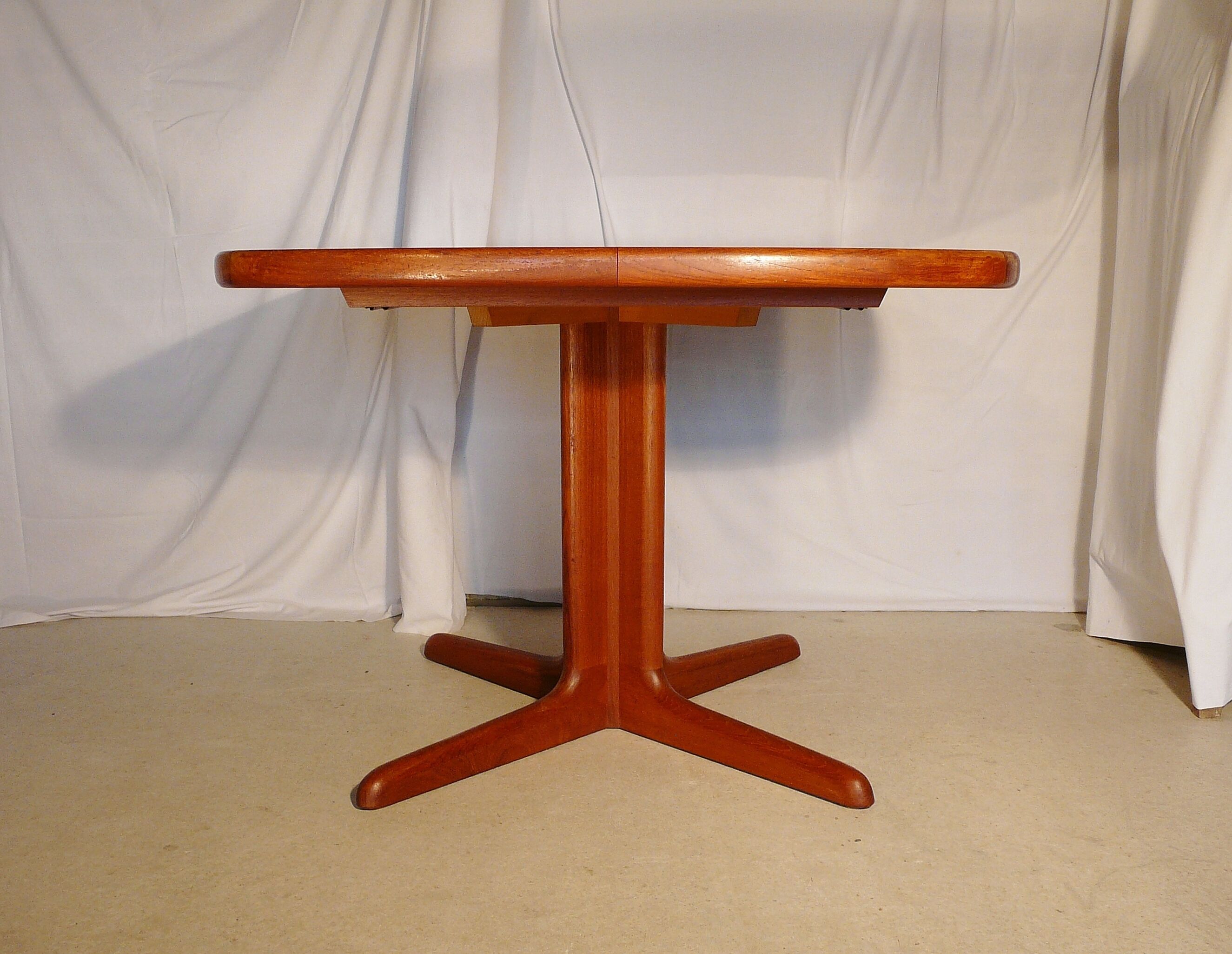 Scandinavian expandable central square table in teak