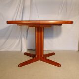 Scandinavian expandable central square table in teak