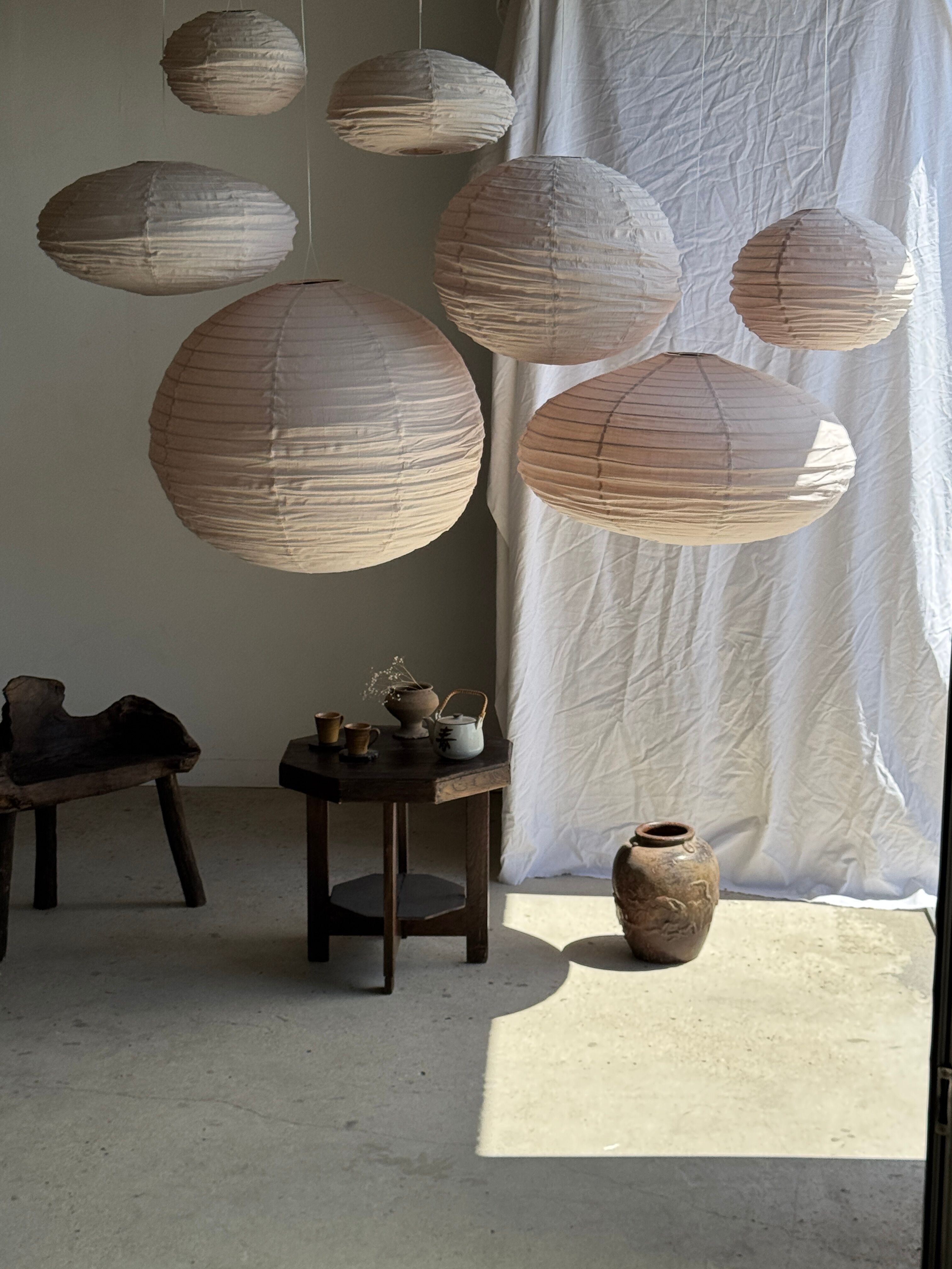 Grande suspension en rotin et lin naturel japonisante ovale aplatie rosée