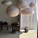 Grande suspension en rotin et lin naturel japonisante ovale aplatie rosée