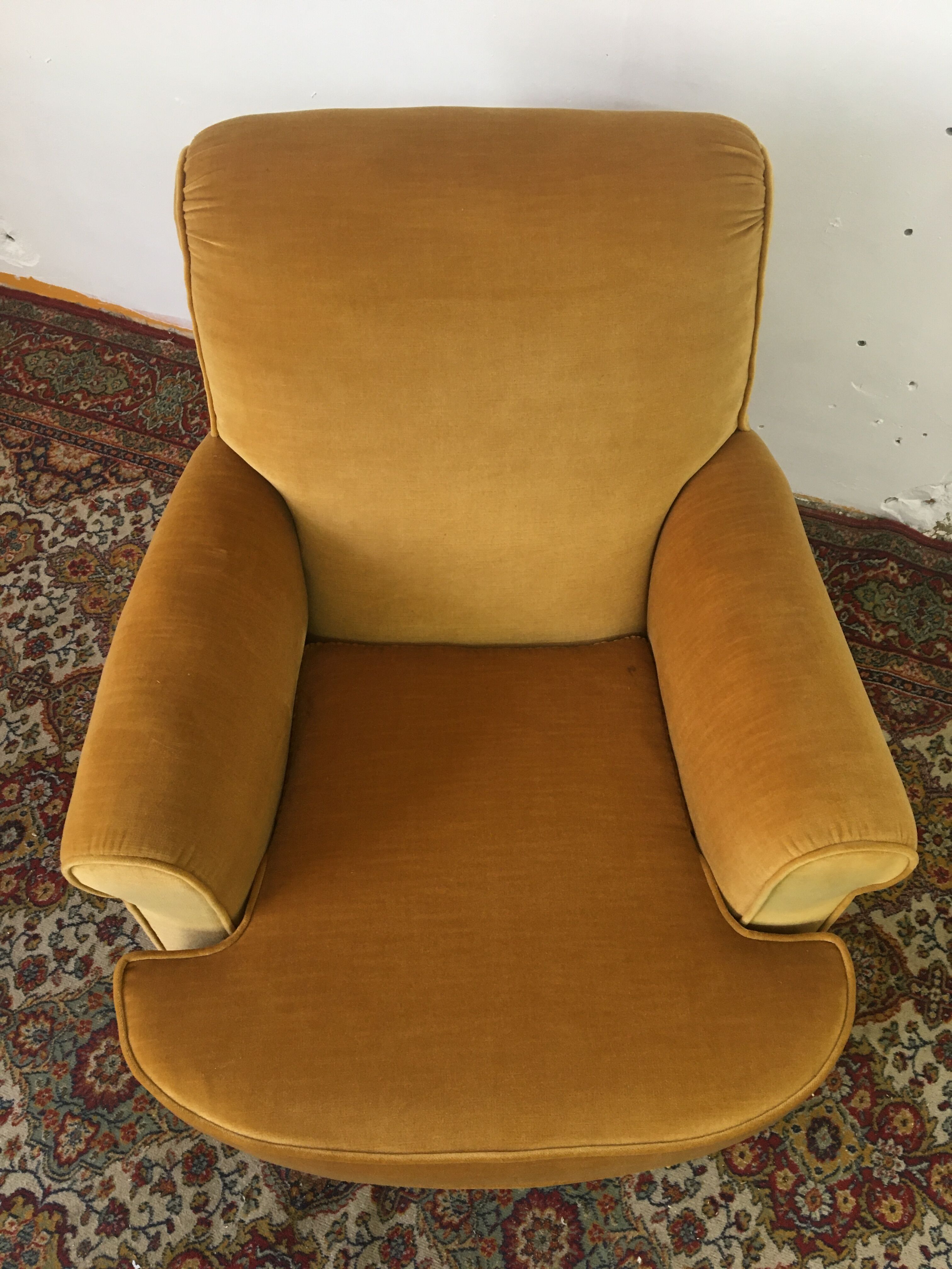 Large-format toad chair