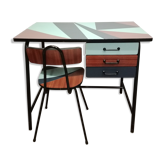 Bureau enfant et sa chaise en formica motifs graphiques et sa chaise