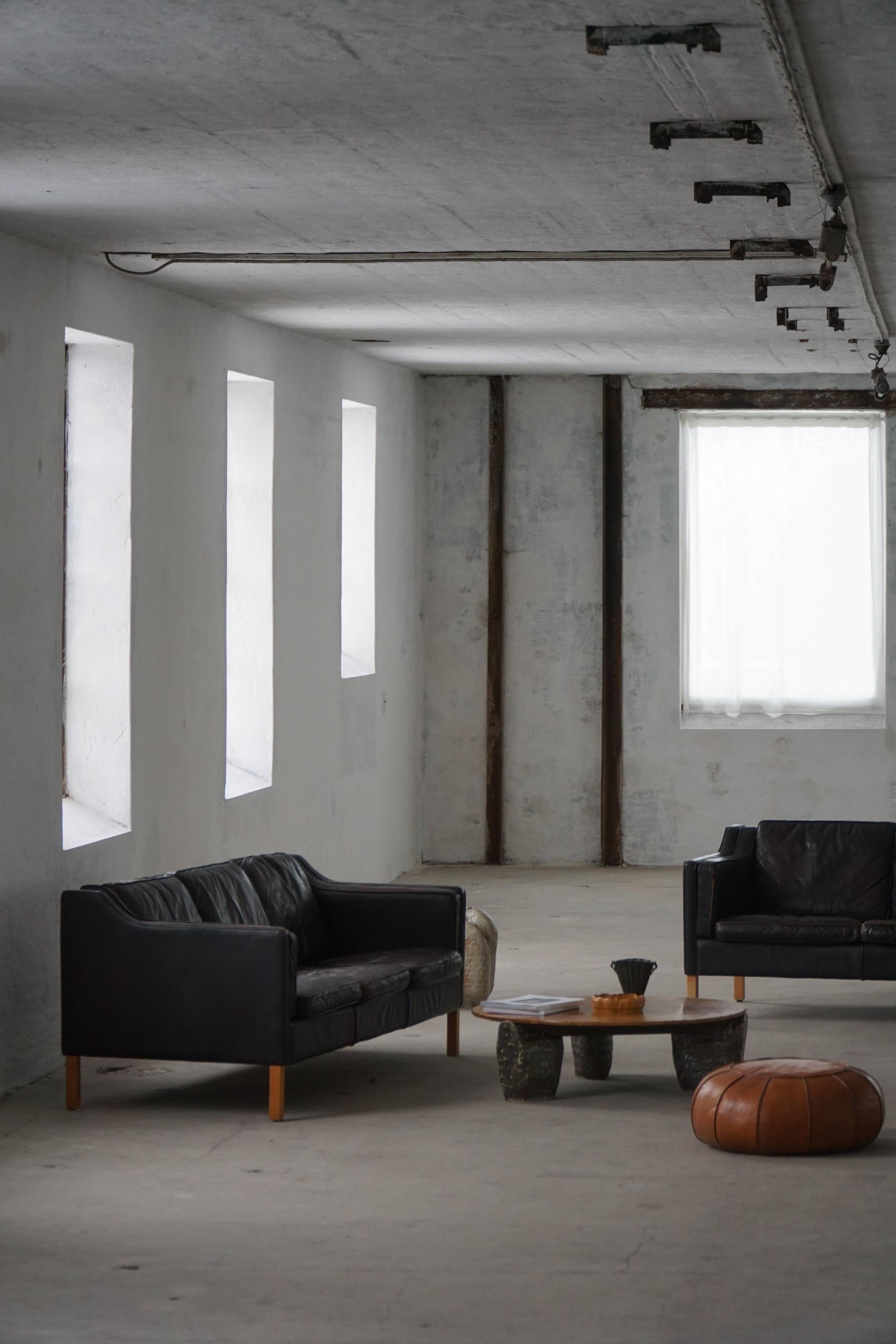 Three-seater canapé by Mogens Hansen, mid-century, in patinated black leather and solid beech.