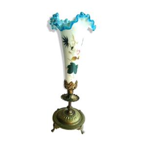 vase Napoléon III cornet opaline et verre émaillé de fleurs, pied laiton doré