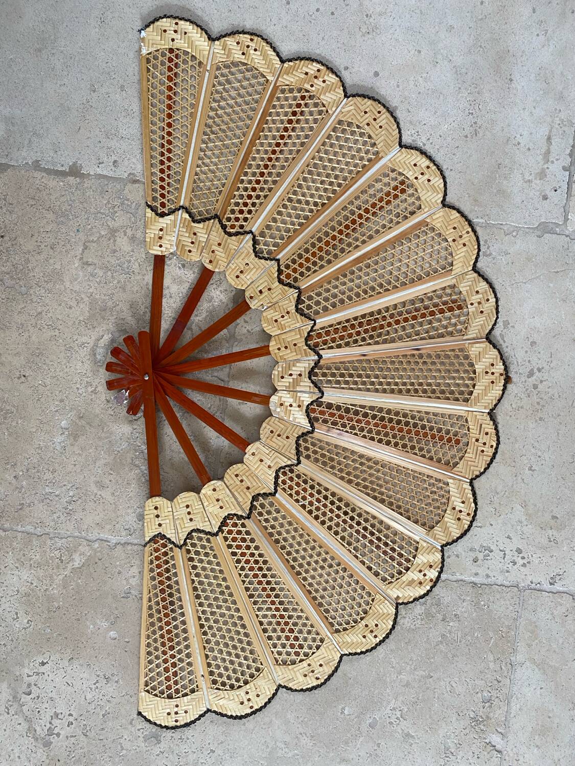 Éventail ancien décoratif