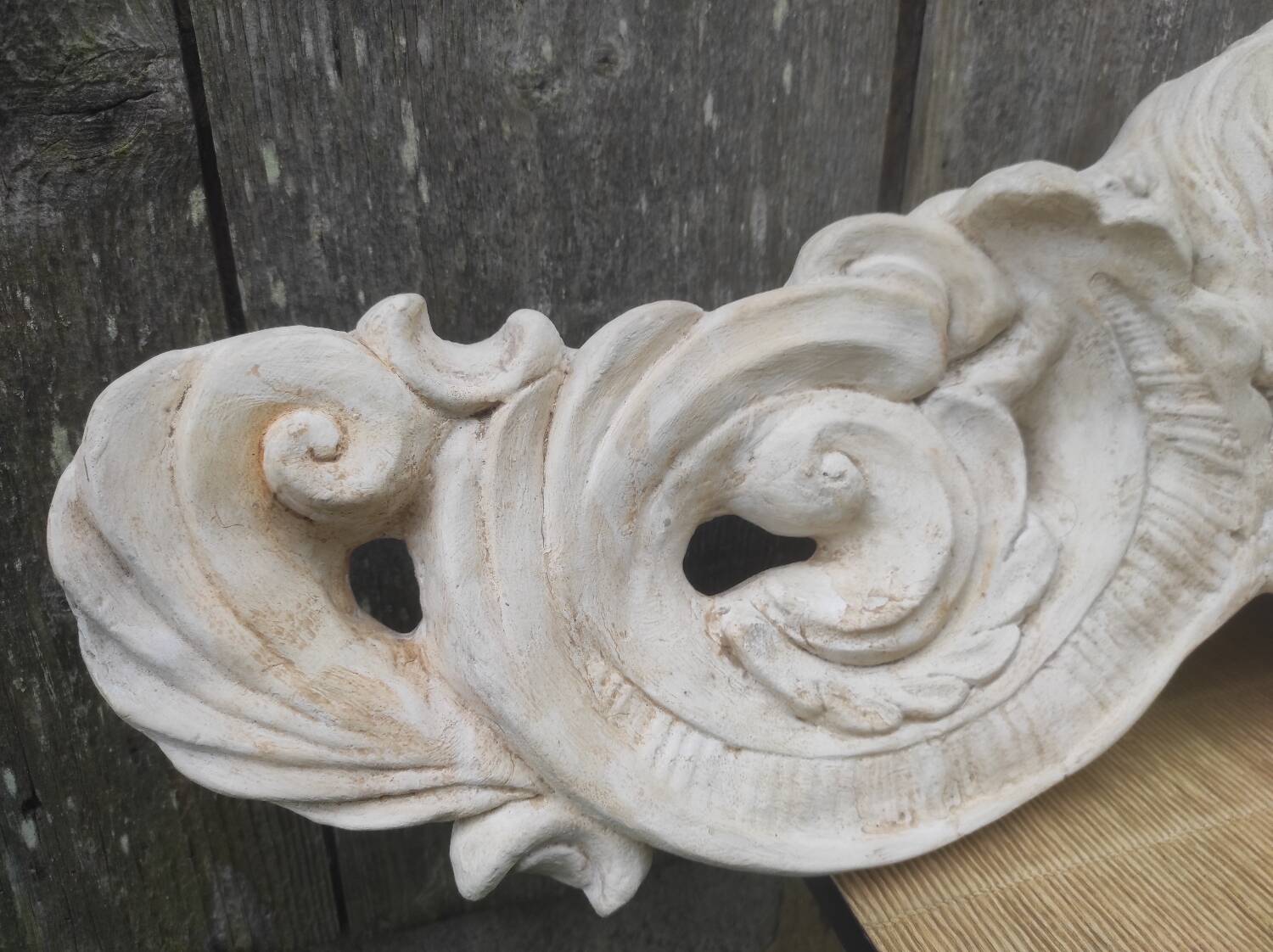 Stucco decoration depicting angels