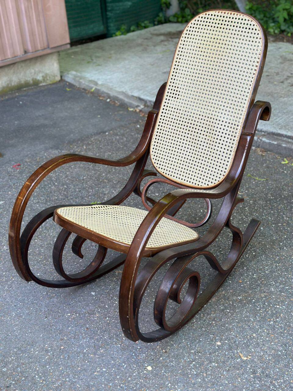 Rocking-chair vintage en bois massif courbé et cannée