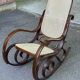 Rocking-chair vintage en bois massif courbé et cannée