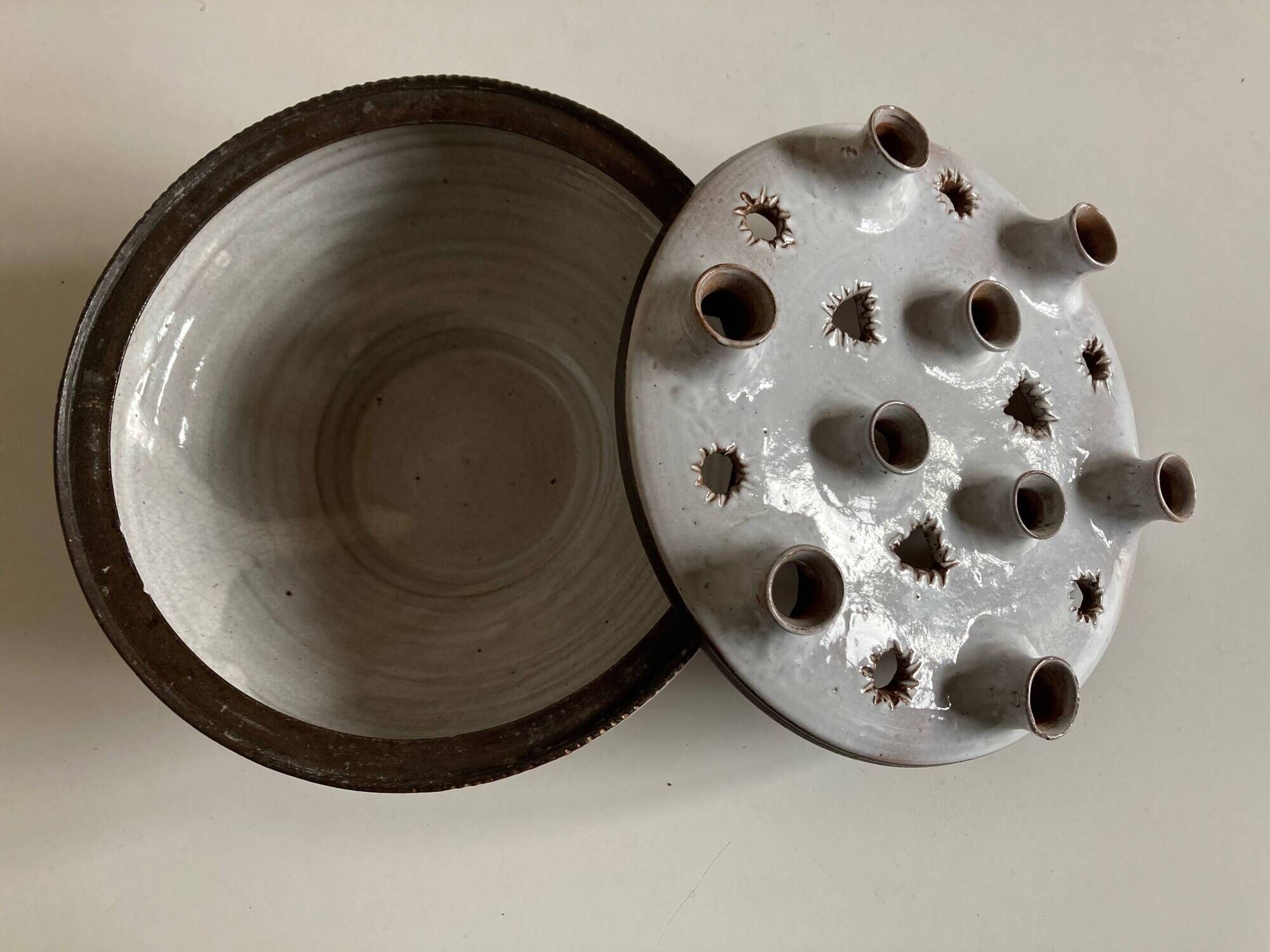 Ceramic pique flowers by Jeanne and Norbert Pierlot 1970 Château de Ratilly
