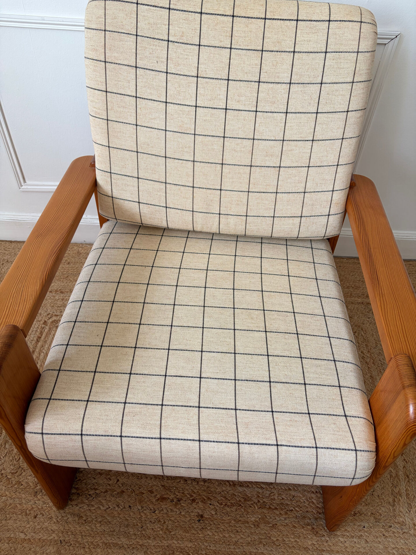 Fauteuil moderniste en pin années 70