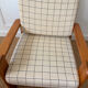 Fauteuil moderniste en pin années 70
