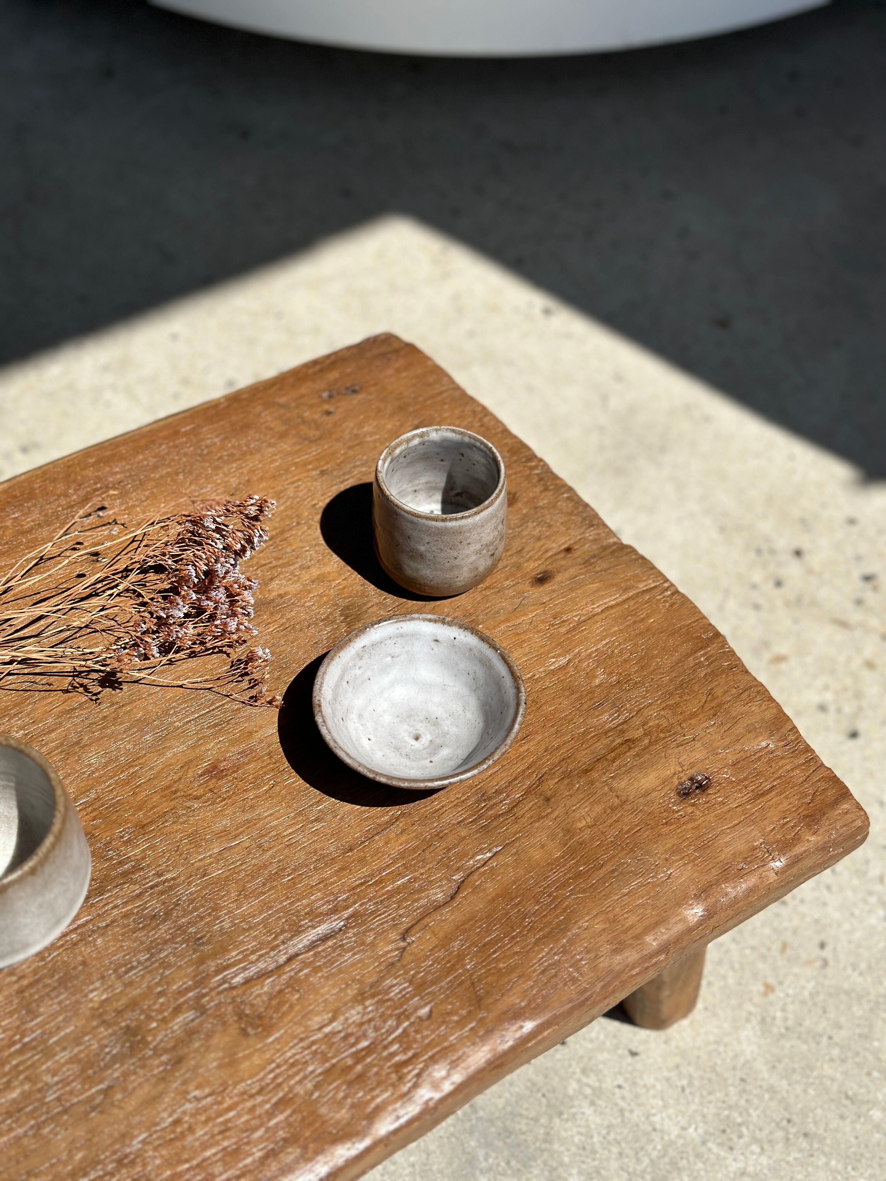 Coffee table in blond teak quadripod