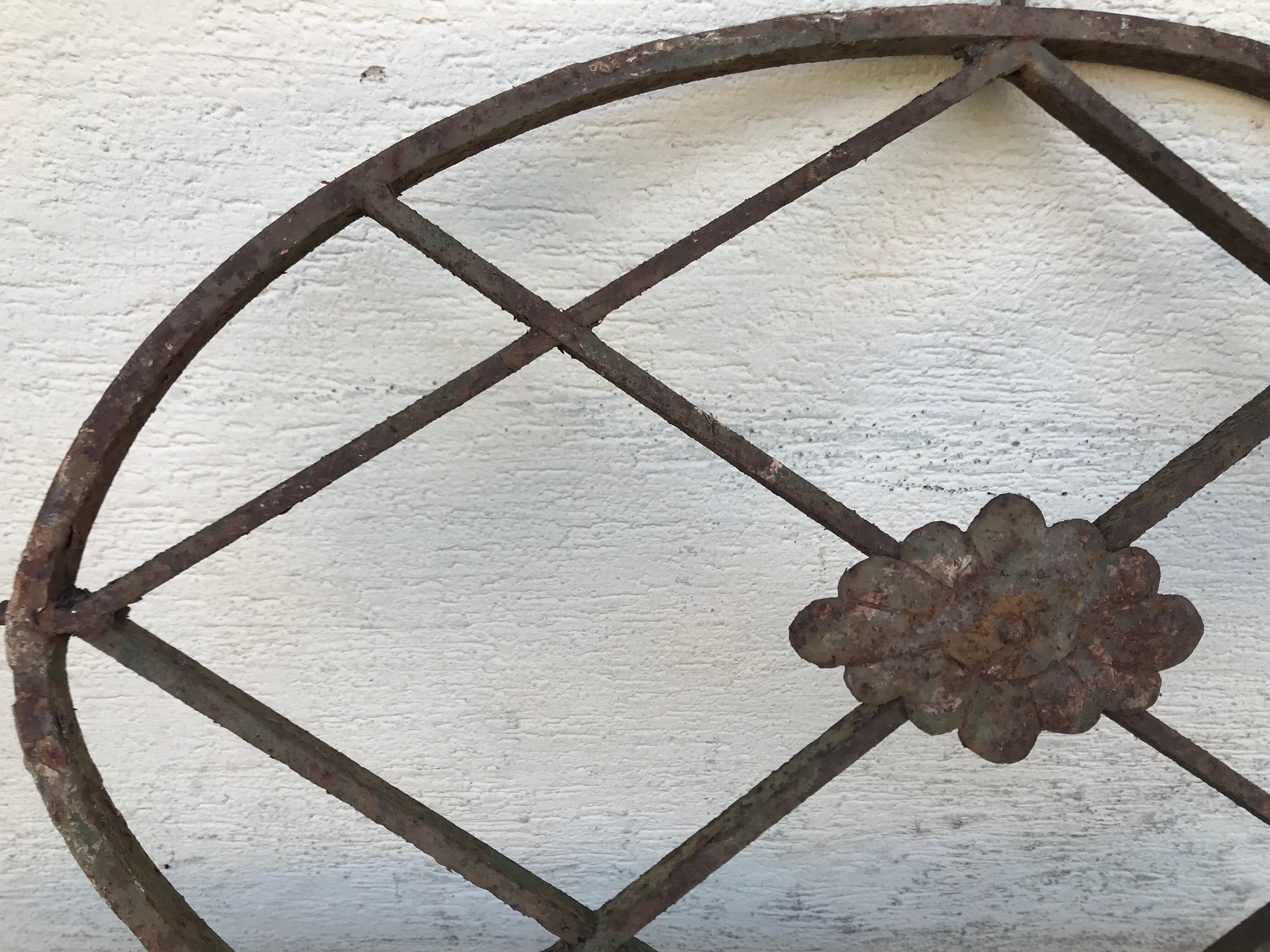 Grille ovale décorative en fer forgé début XXème
