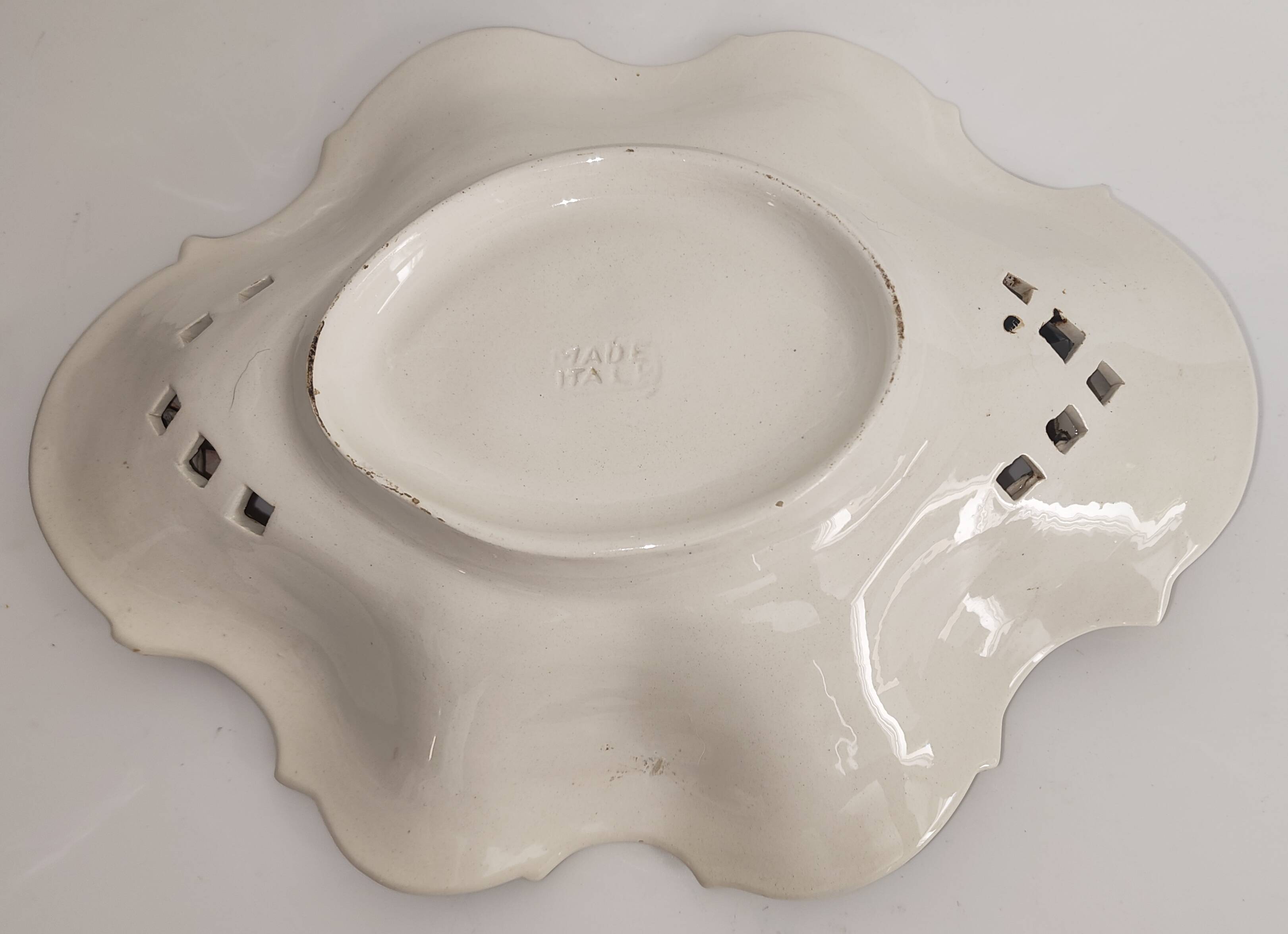 Openwork ceramic bowl with raised flower decoration in Italian style.