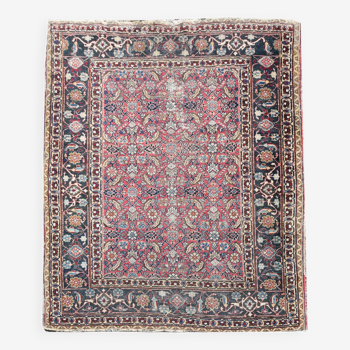 Old Iranian Bidjar rug. Dimensions: 1.90 x 1.32 meters.