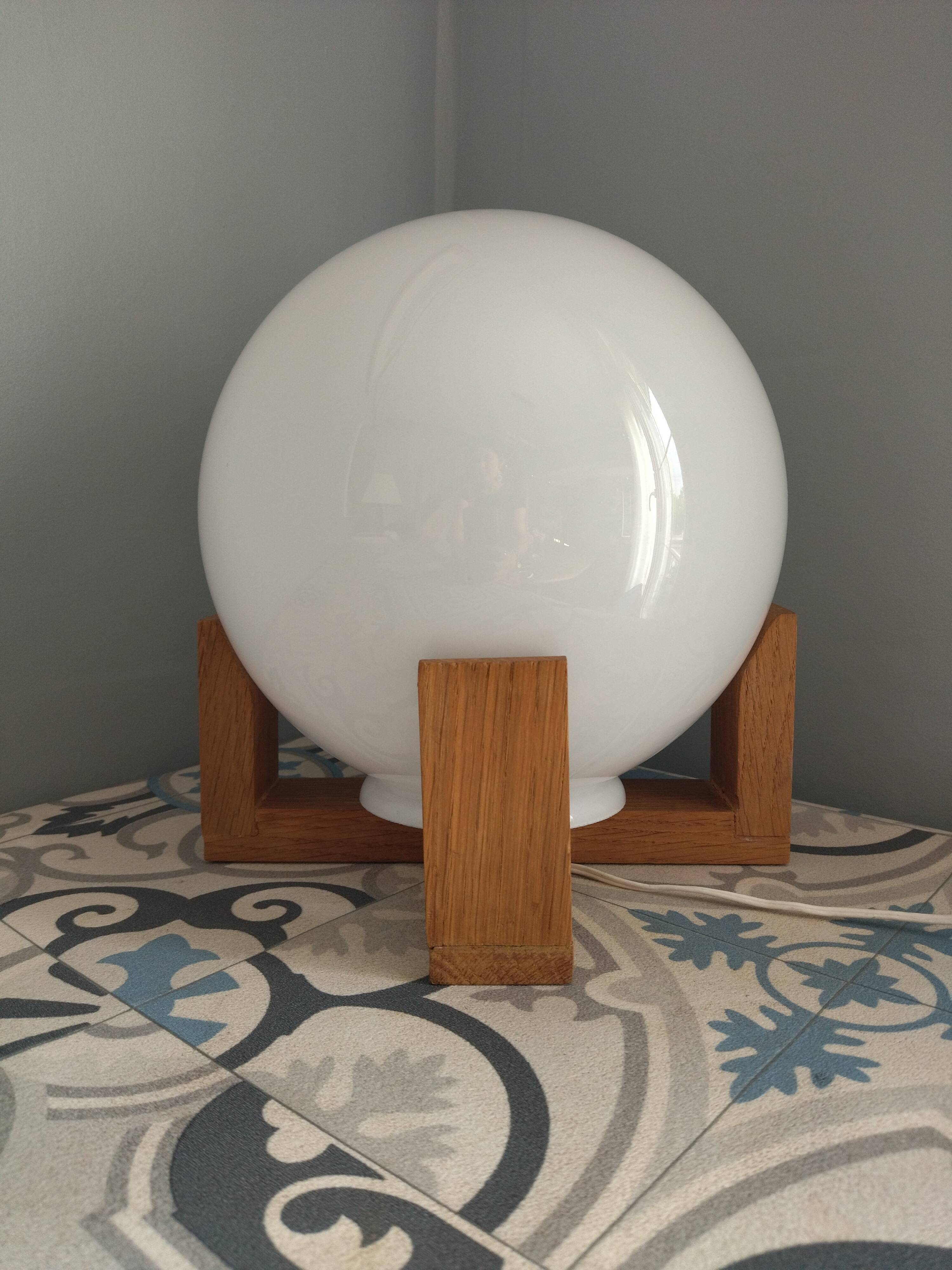 Table lamp in opaline and vintage wood