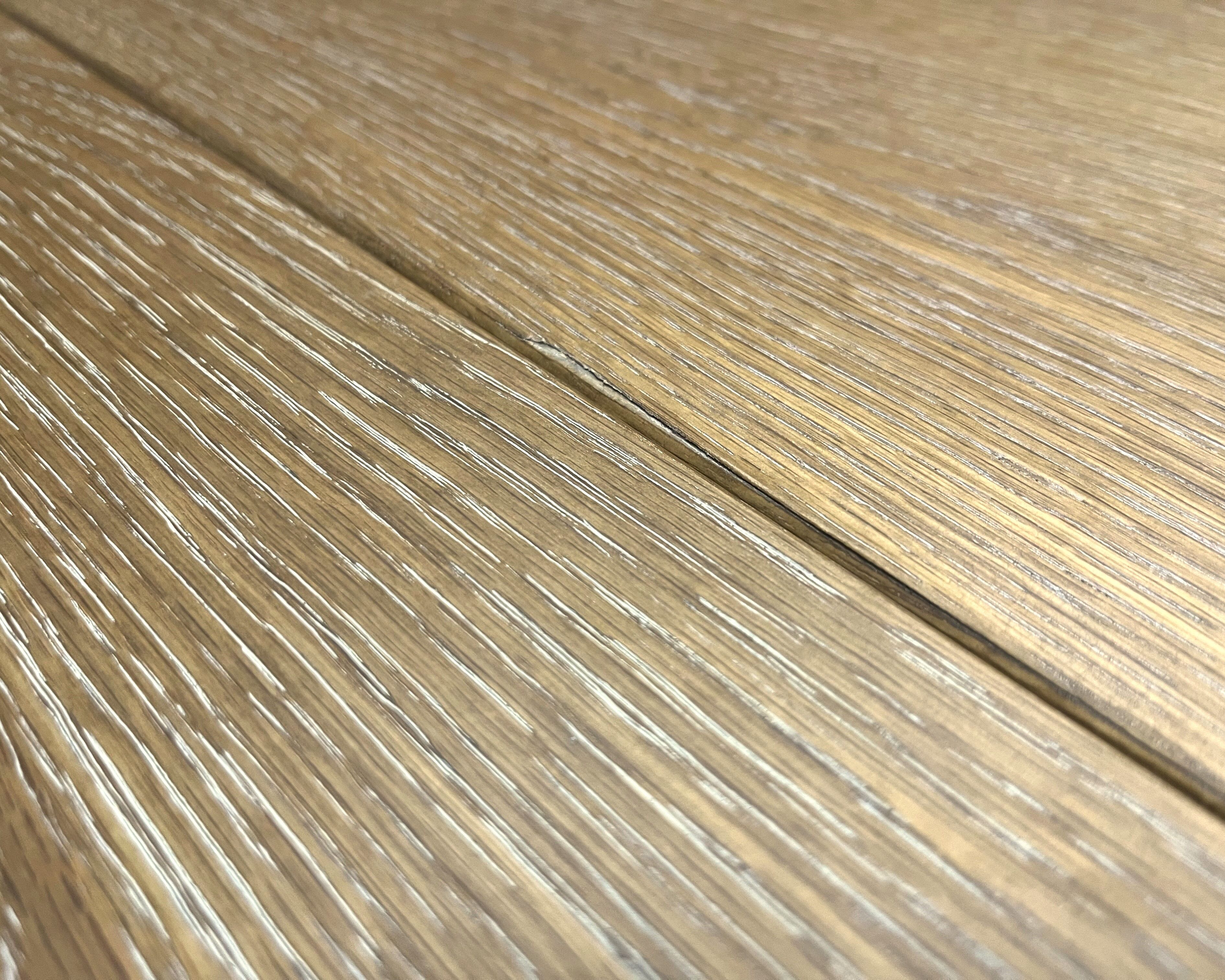 Elegant extendable oak table and black legs, 6/16 covers