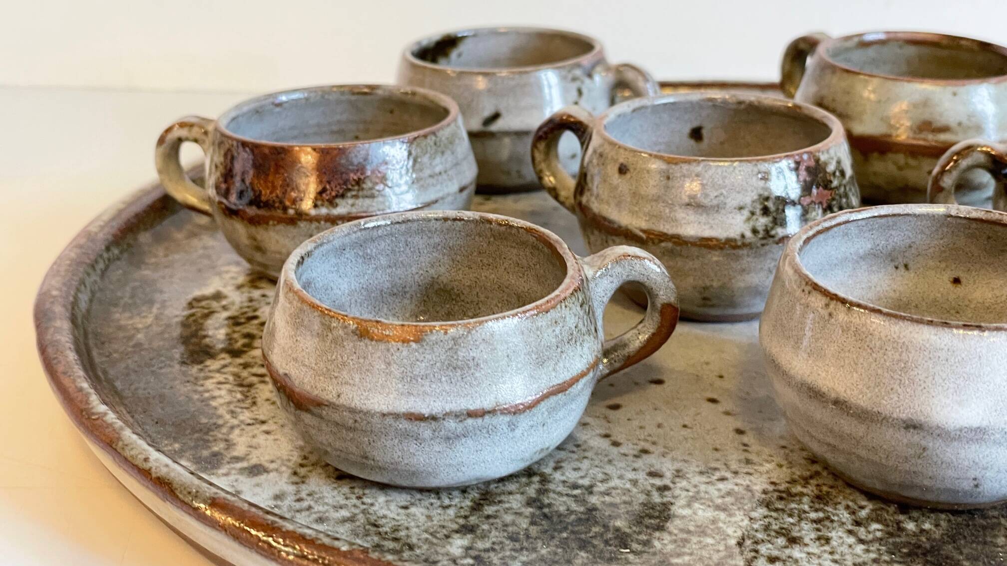 Enamelled stoneware tray and its 7 cups