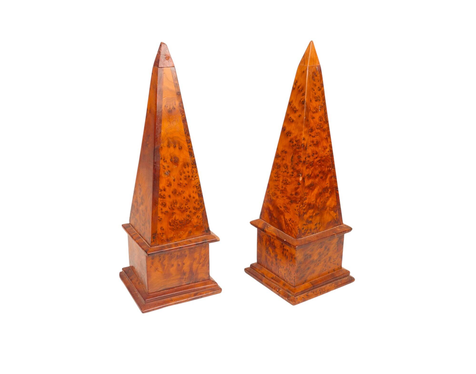 Paire d'obélisques en bois de loupe
