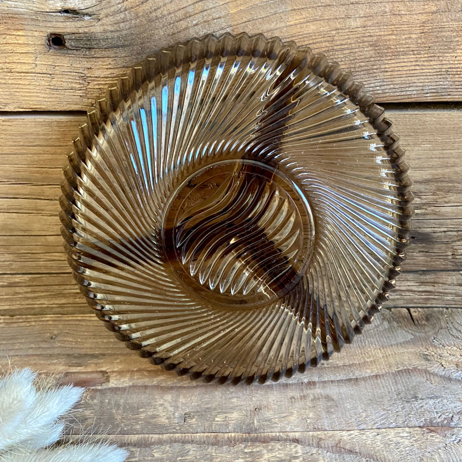 Plat en verre fumé vintage