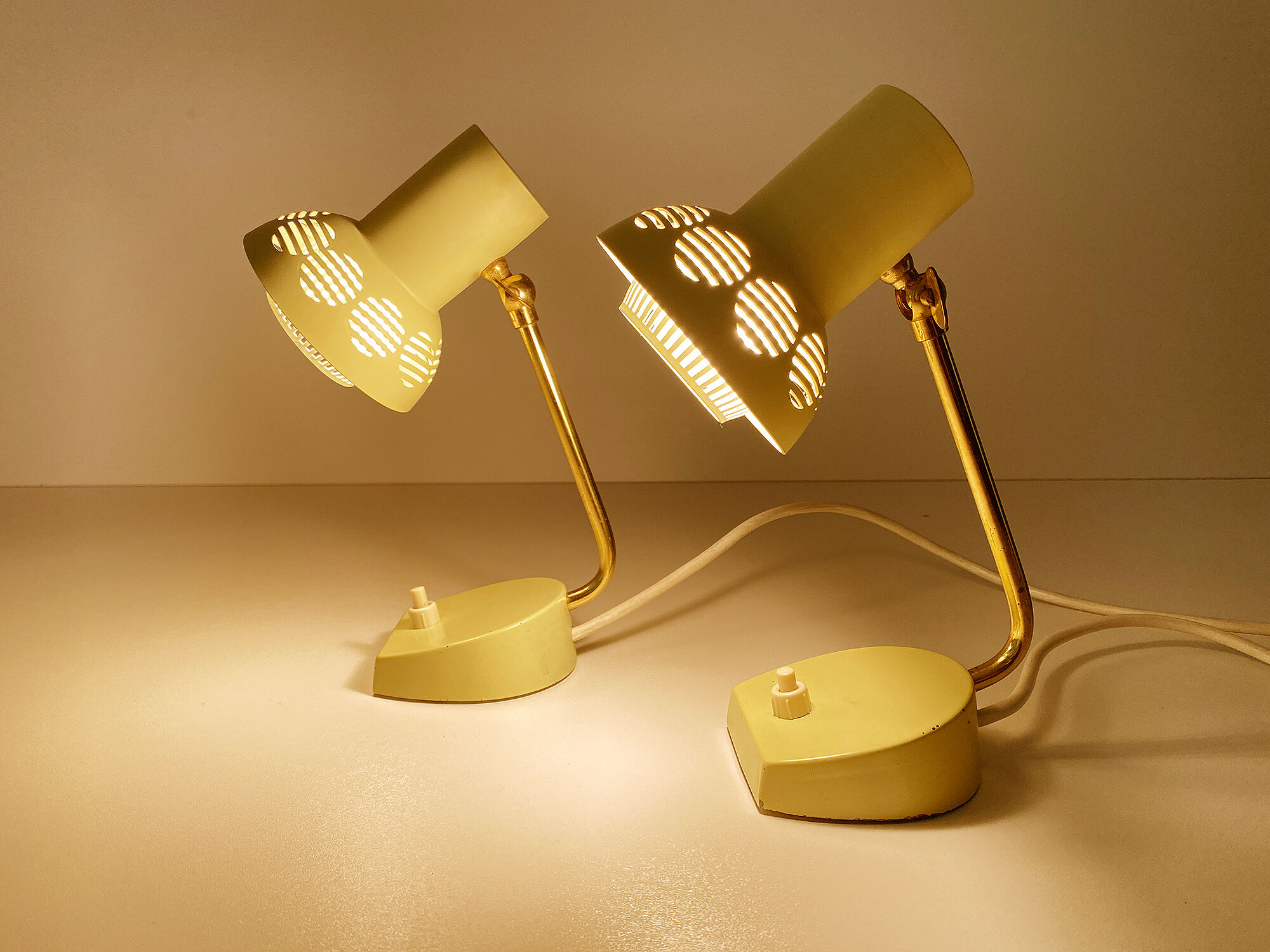 Pair of vintage 50s bedside table lamps, white yellow, laitonon, opaline