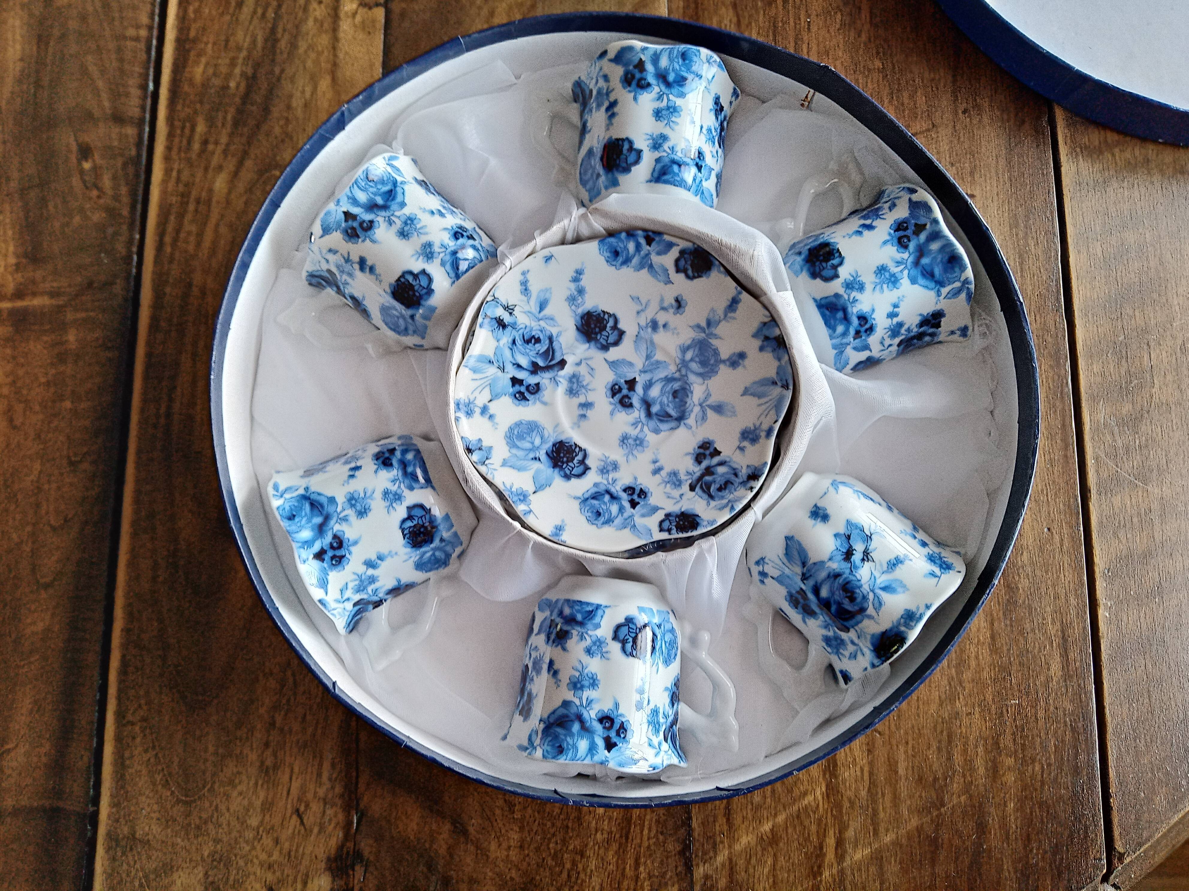 Set of 6 coffee cups and 6 sub-cups in white earthenware blue floral décor