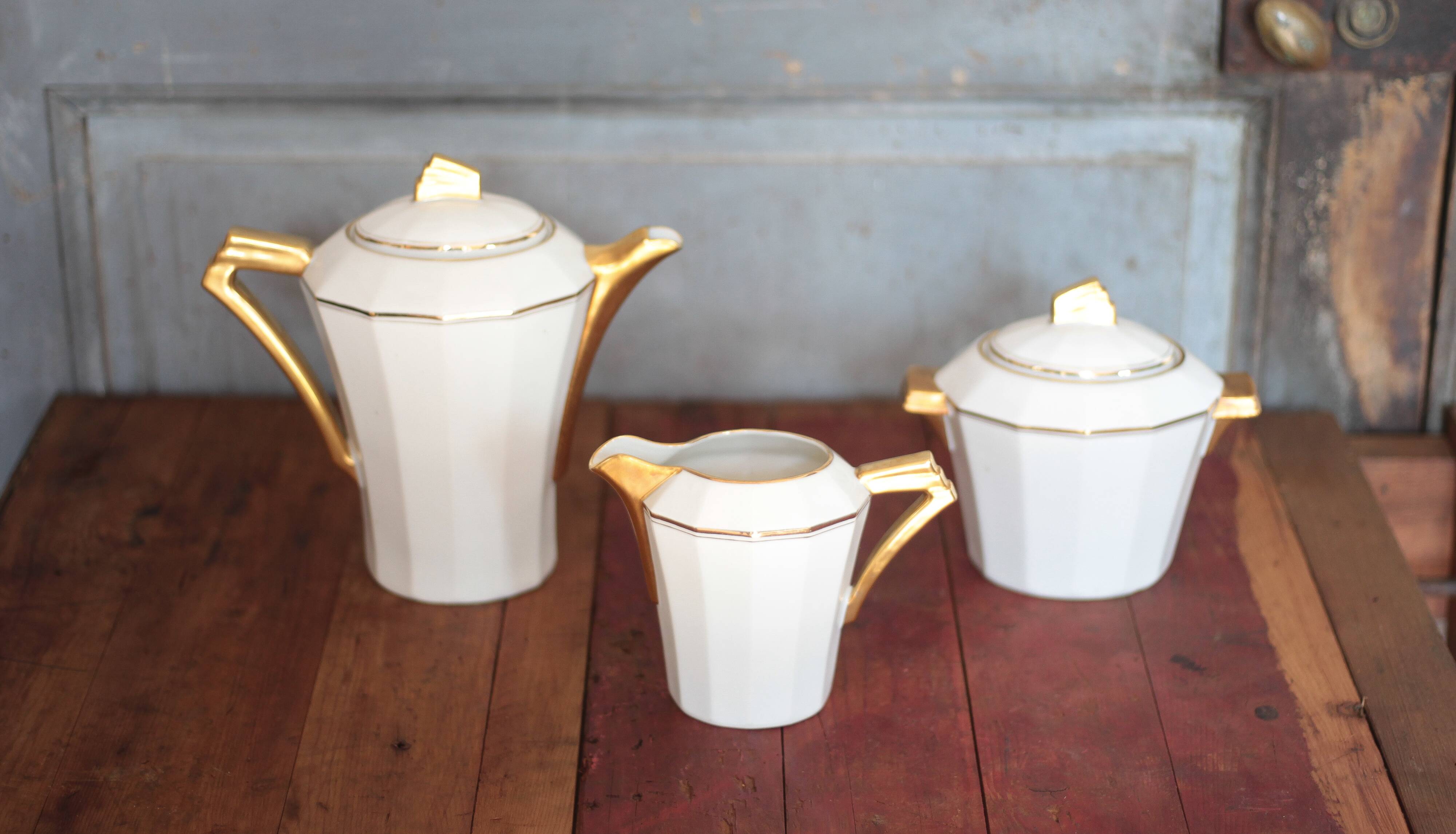 Art Deco porcelain tea service from Limoges, sugar bowl and milk jug, kitchen.