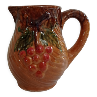 Slush pitcher with grape decoration