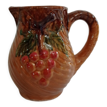 Pichet en barbotine à décor de raisin