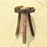 Tabouret tripode rustique siège recouvert de peau de chèvre avec renforts sous siège