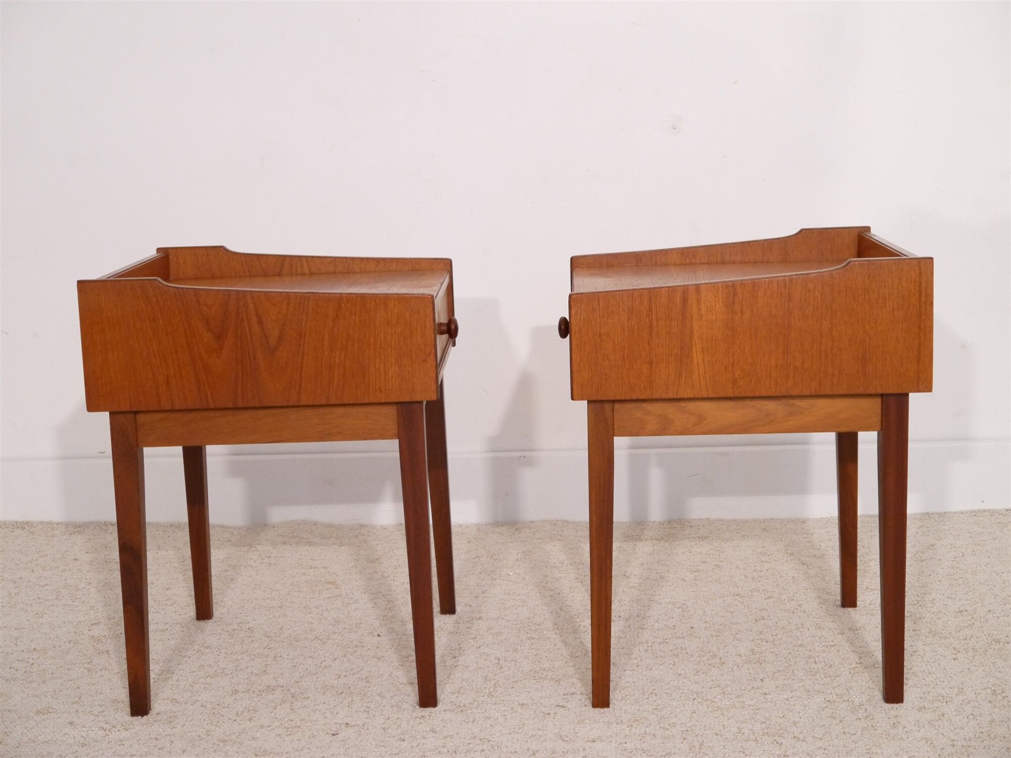 Paire de tables de chevets