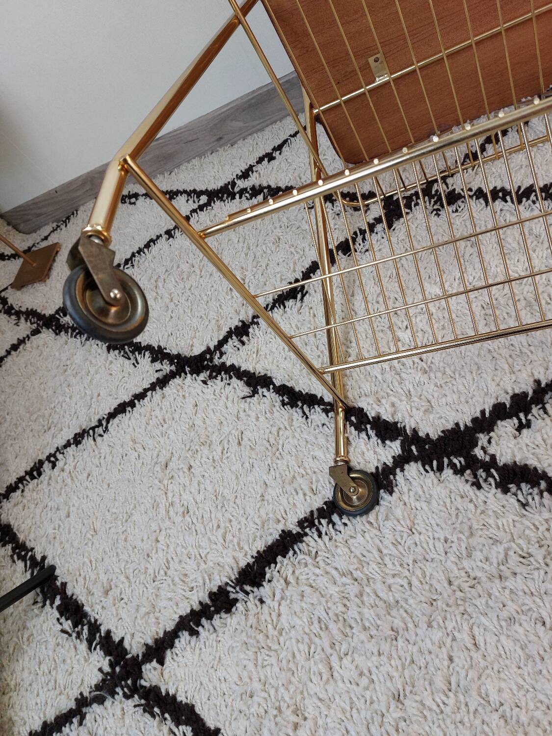 Side table for storing vinyl records