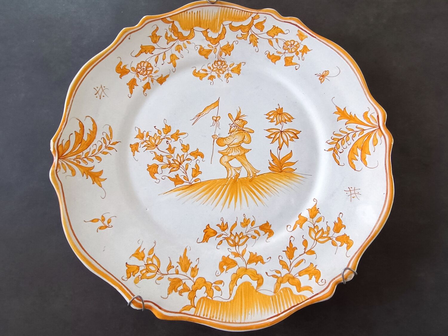 Moustier orange plate