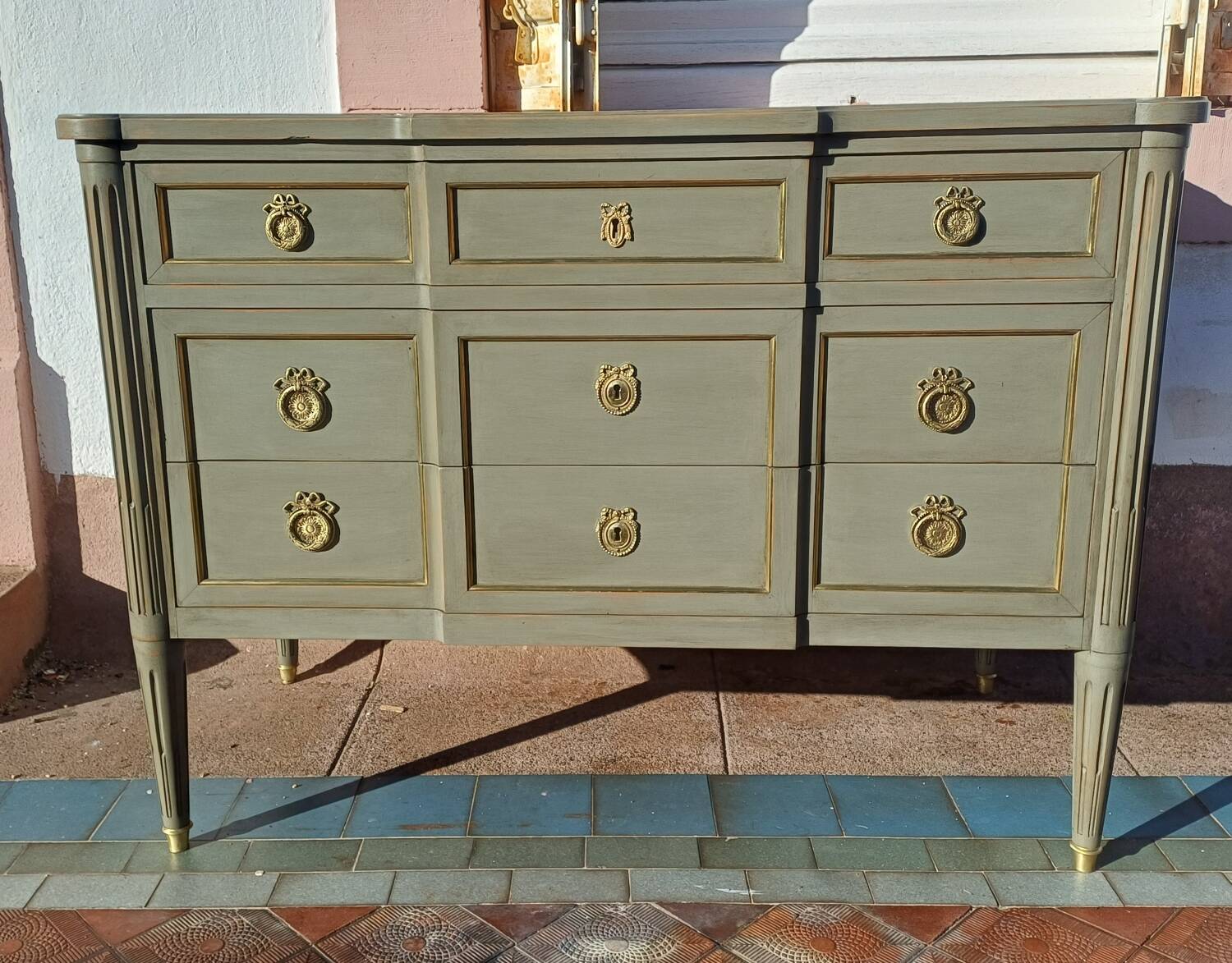 Louis XVI style patinated chest of drawers with 3 drawers.