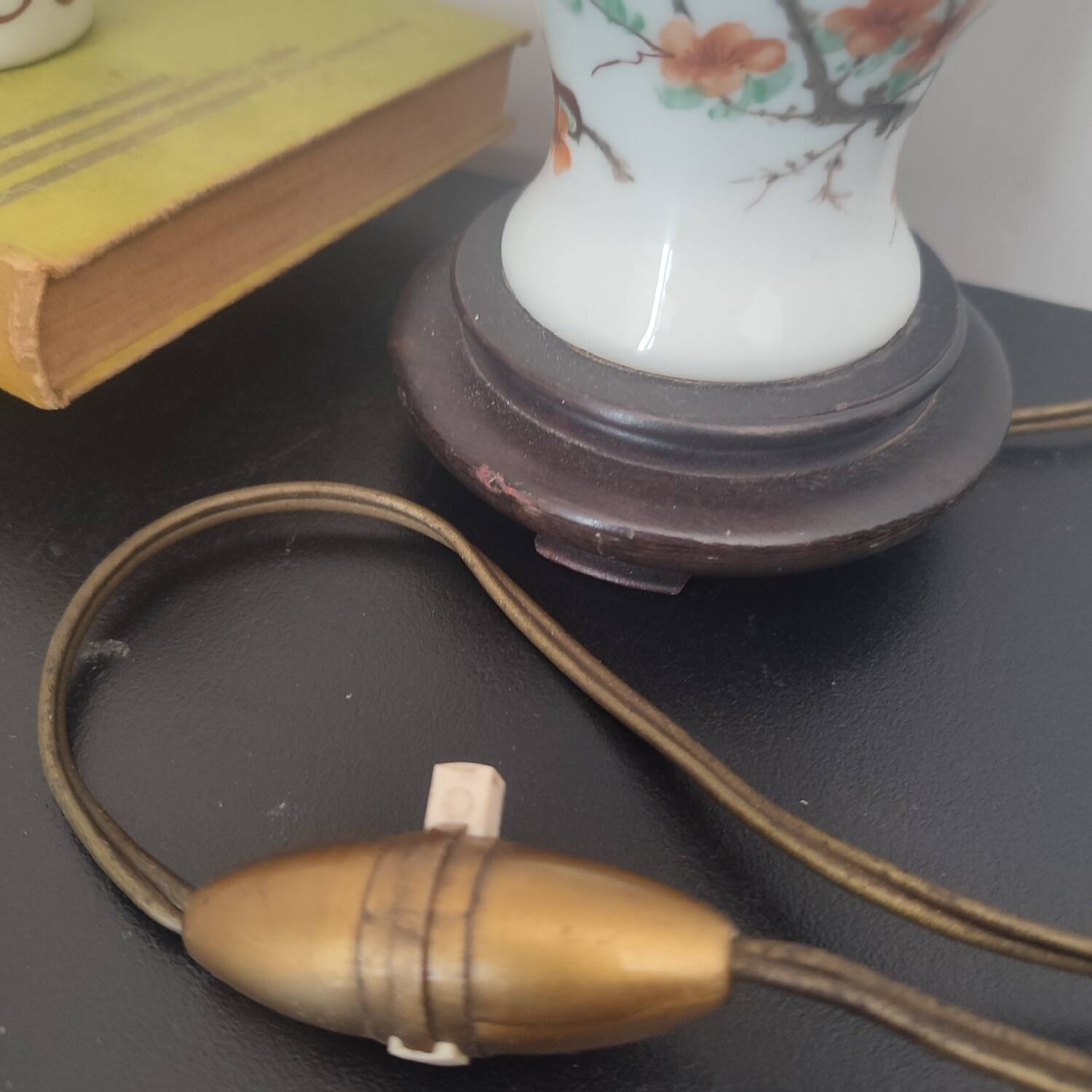 Porcelain base table lamp with Japanese decor