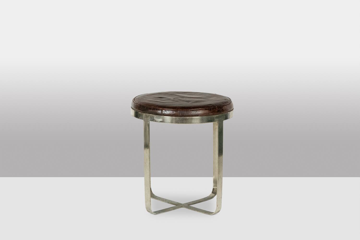 Tabouret rond de style Industriel, en métal et cuir. Années 1970