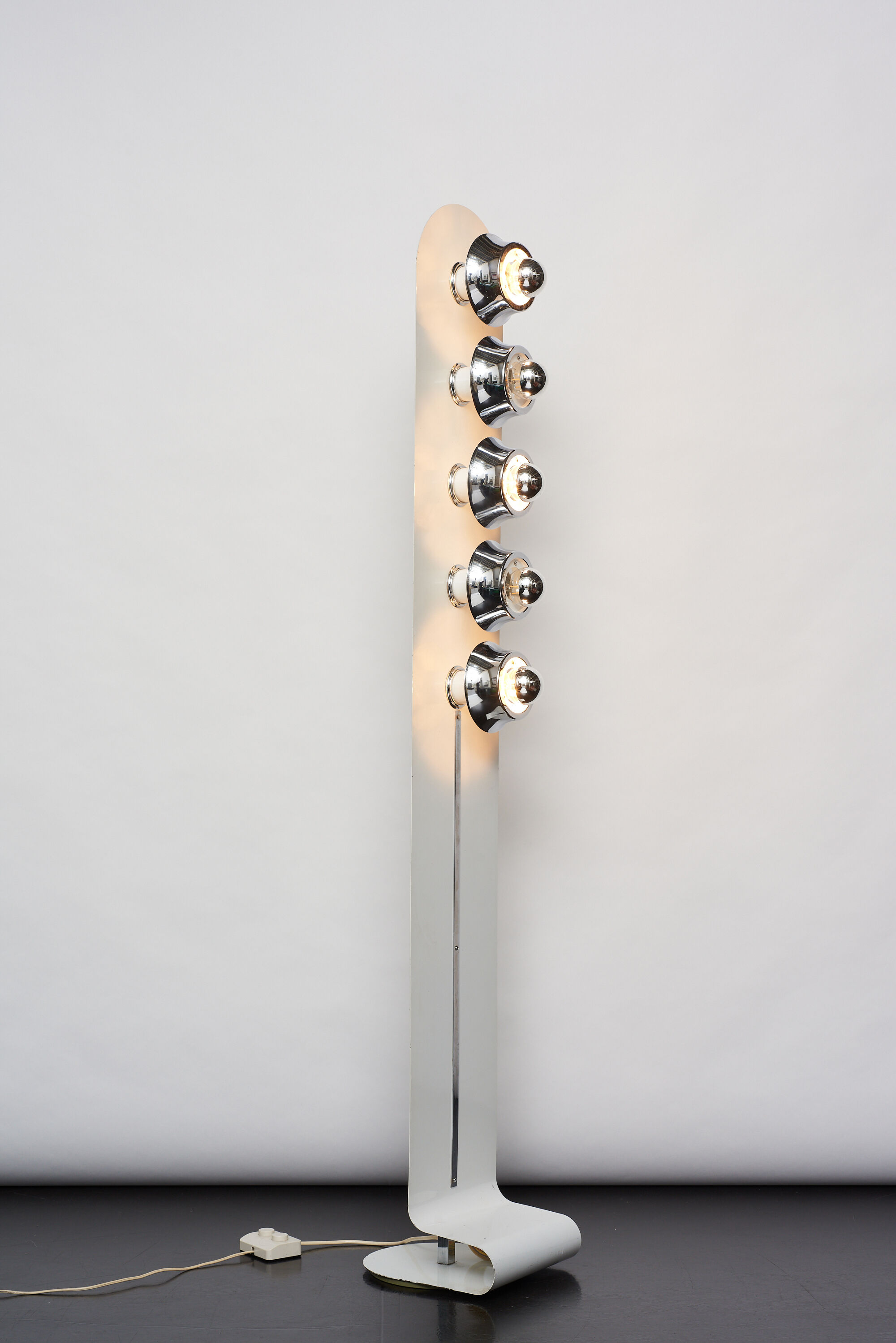 Space age rotating column with 5 lights