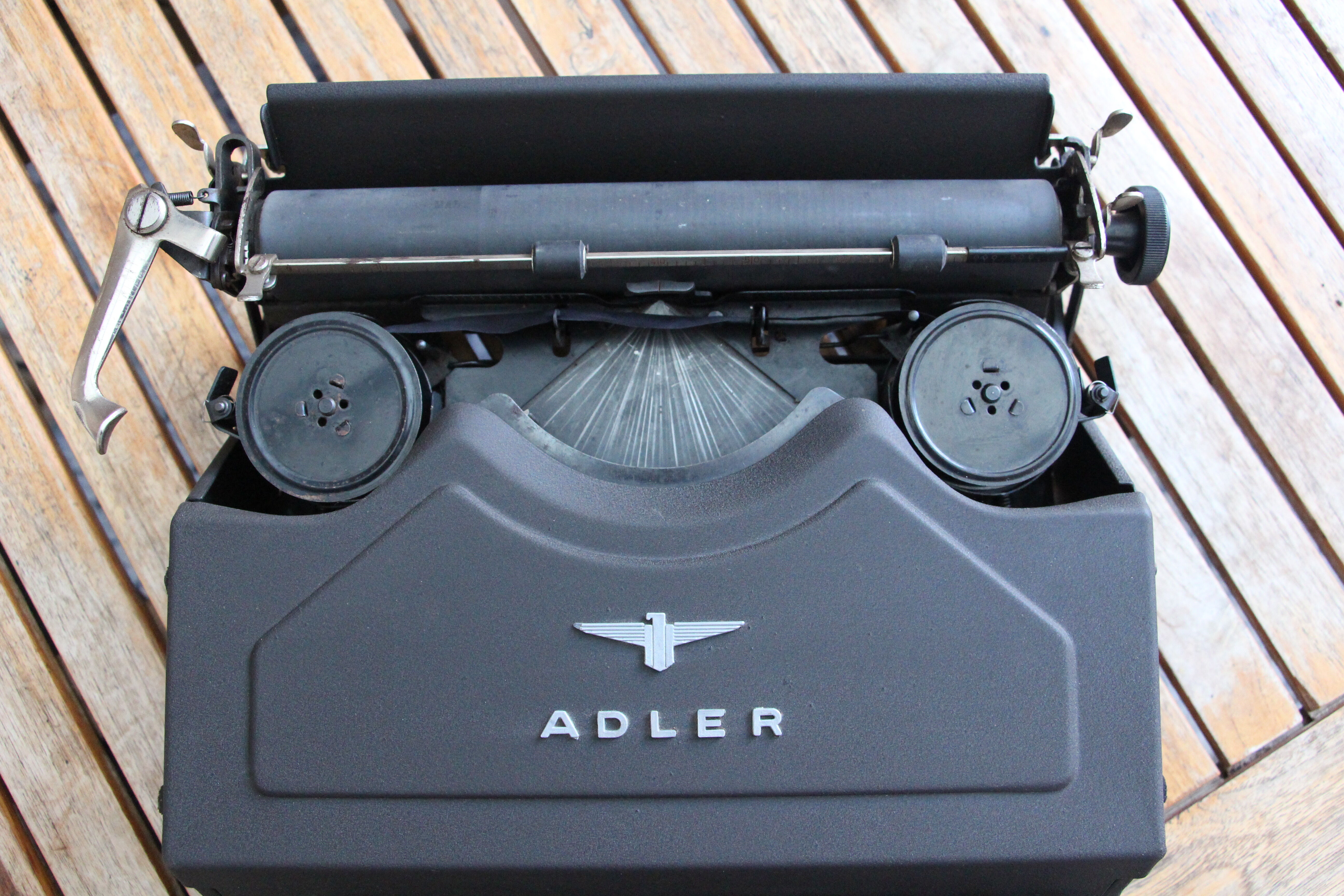 Machine à écrire ancienne adler année 30-40