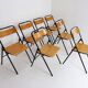 7 chaises pliantes en bois et métal noir, 1960