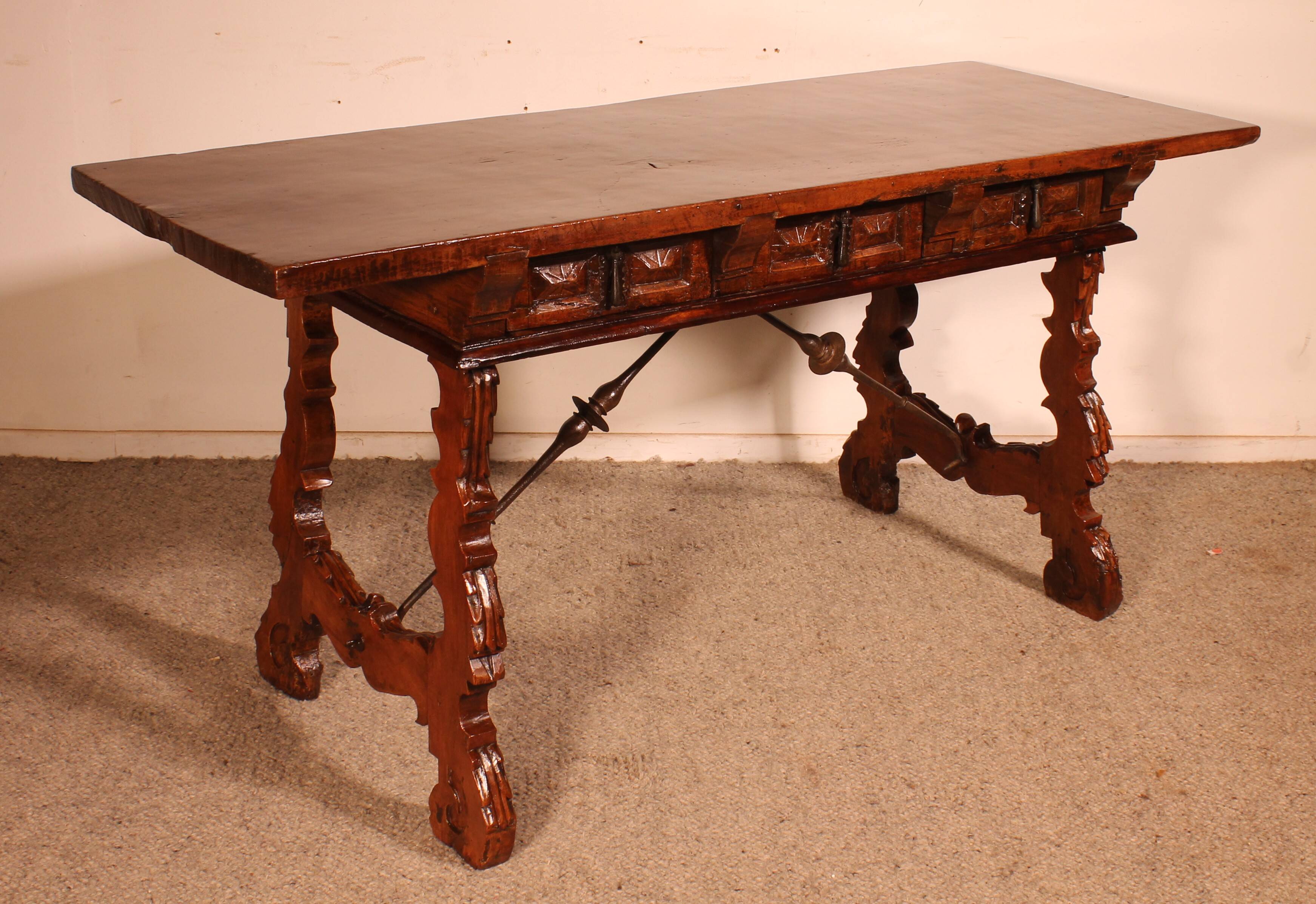 Spanish walnut console - 17th century