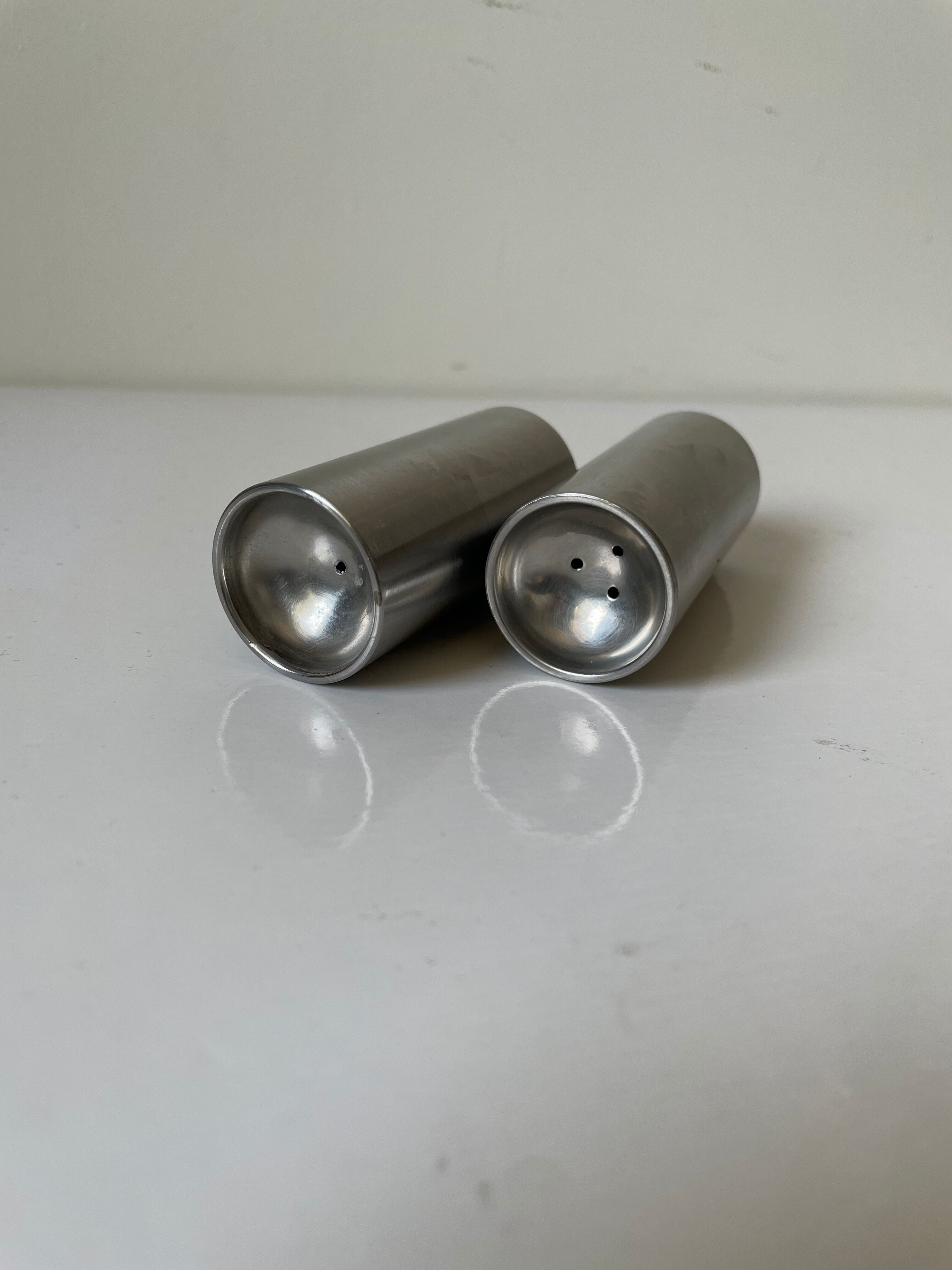 Salière et poivrier d'Arne Jacobsen pour Stelton