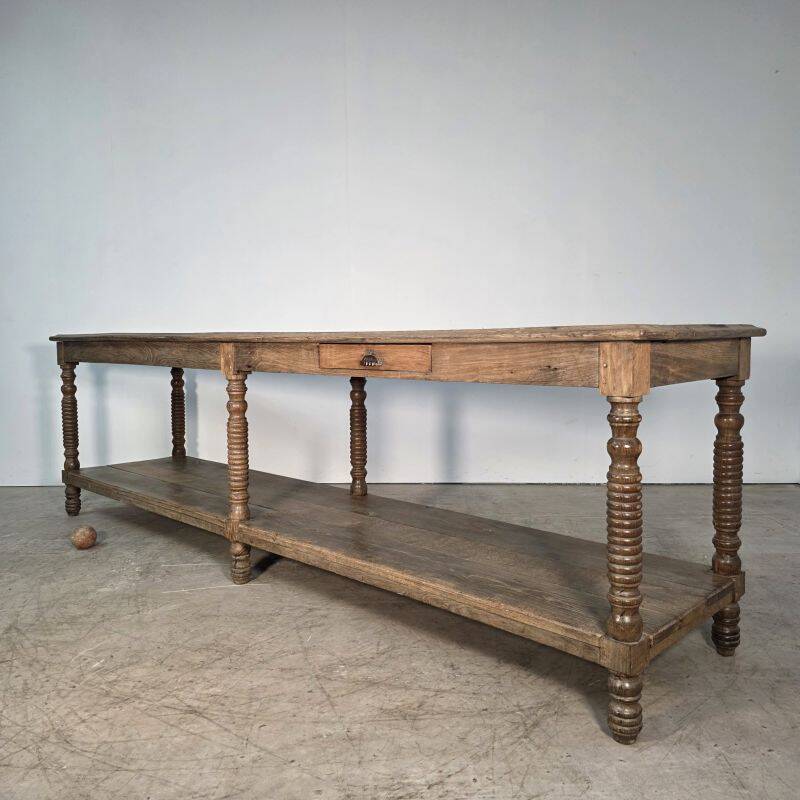 Beautiful 19th-century draper's table in oak with six fluted legs.