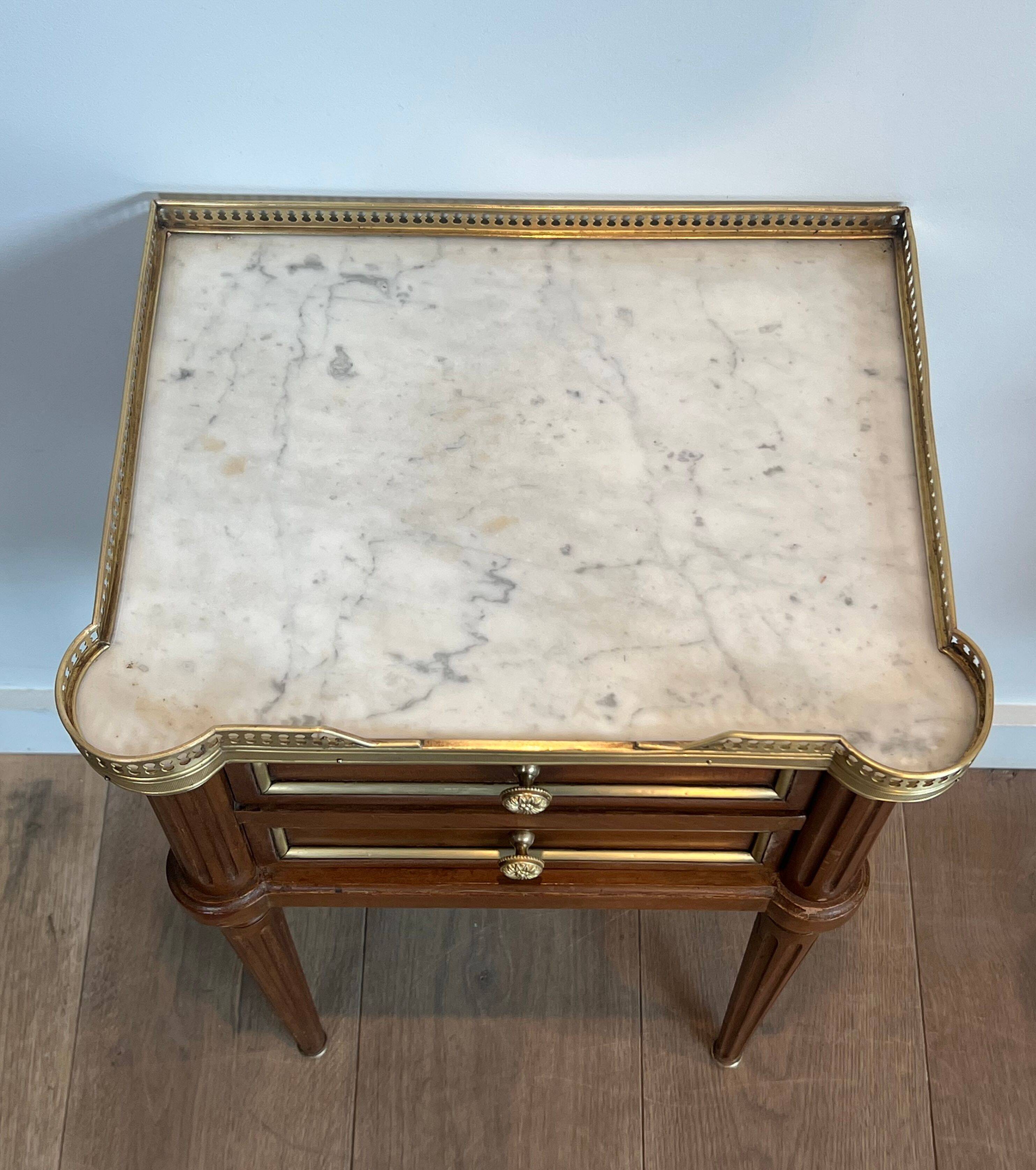 Pair of mahogany and brass side tables or bedside tables with Carrara marble tops.