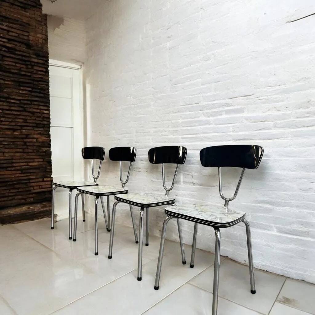 Suite de 4 chaises vintage en formica avec structure chromée
